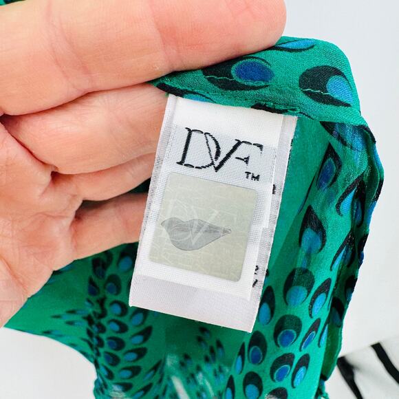 Diane von Furstenberg 100% Silk Blouse Size M Green Navy Chevron Print Top - Picture 4 of 9
